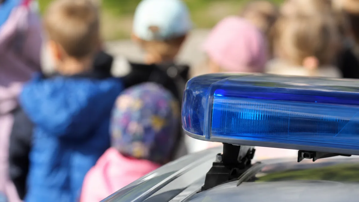 Radiowóz przed dziećmi, rozmowa o numerze 112 i obcych osobach