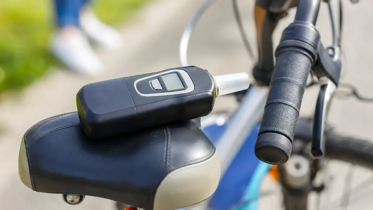 Rowerzysta jechał bez trzymania kierownicy. Miał 0,9 promila