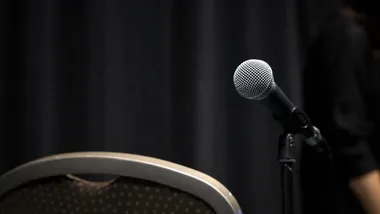 Kacper Ruciński wraca do Dębicy z programem „Szósty raz ci mówię”