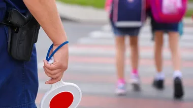 Policjanci w Nagawczynie sprawdzili z dziećmi, jak bezpiecznie przejść przez jezdnię