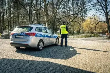 Wakacyjne lekcje od brzosteckich dzielnicowych. Dzieci usłyszały, co robić, gdy internet staje się pułapką