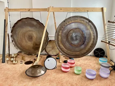 Grafika promocyjna wydarzenia Dębica: Muzykoterapia i dźwiękoterapia — gongi, misy, handpan, harfa kryształowa