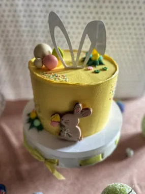 Grafika promocyjna wydarzenia Jarmark Wielkanocny w Serniku w koronce — kiermasz, warsztaty i świąteczne smakołyki