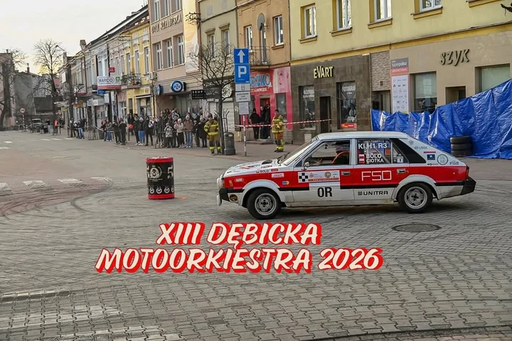 Grafika promocyjna wydarzenia XIII Dębicka Motoorkiestra 2026 — zawody samochodowe i licytacje na Rynku