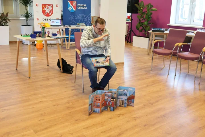 Klocki, książki i wyobraźnia - warsztaty dla bibliotekarzy w Dębicy