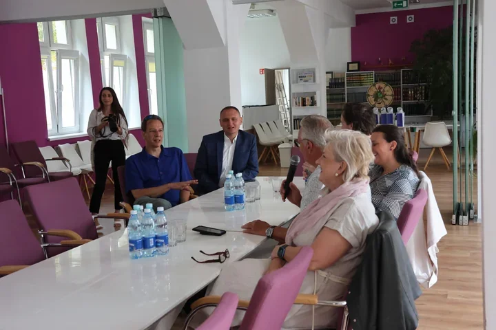 Biblioteka w Dębicy pokazała się gościom z Puurs od środka