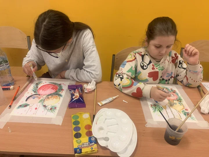 Świąteczne warsztaty w bibliotece Dębica - akwarele, szkło i dziecięca wyobraźnia