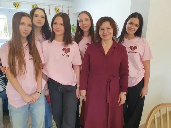 Uczennice II LO odwiedziły seniorów w Kochanówce - rozmowy, tort i spontaniczny taniec