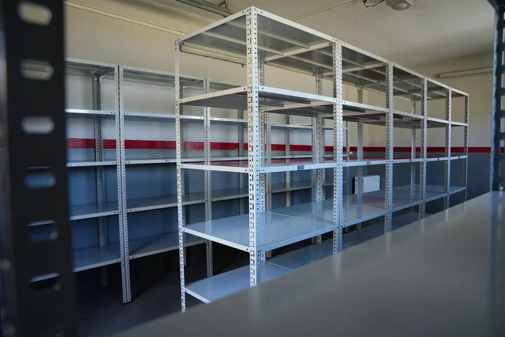 14 regałów i ponad 11 ton udźwigu. Gmina Dębica porządkuje magazyn