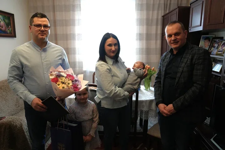 Mały Filip - pierwszy mieszkaniec gminy powitany przez władze