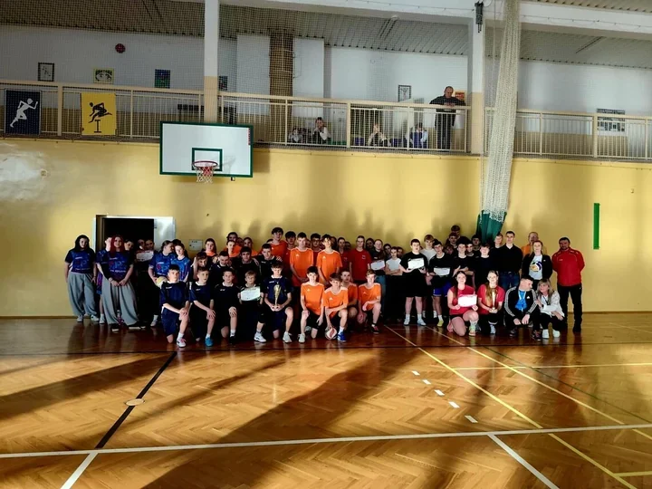 Młodzi siatkarze rywalizowali w Pustkowie-Osiedlu - które szkoły awansowały?