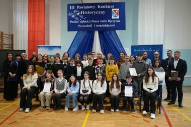 Młodzi pasjonaci historii ścigali się w Stobiernej – konkurs przyciągnął 15 szkół