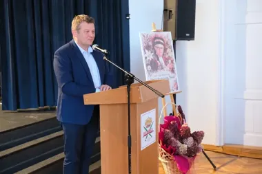 W dębickim „Jagielle” odsłonięto tablicę patrona sali katechetycznej