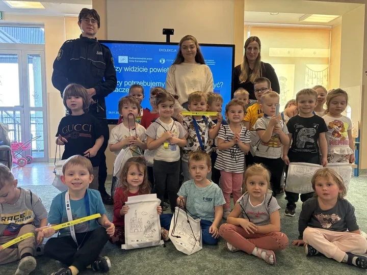 Przedszkolaki z Pustkowa uczą się o powietrzu i bezpiecznych zabawach zimowych