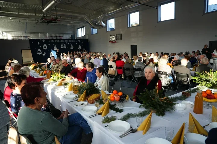 Wspólna wigilia w Gumniskach - opłatek, kolędy i szkolne występy dla seniorów