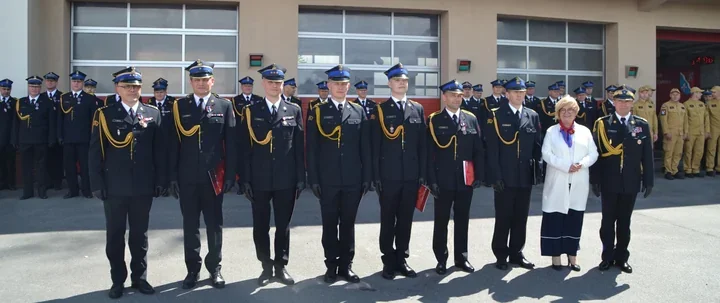 Awansy, medale i poświęcone pojazdy. Strażacy z Dębicy świętowali z rozmachem