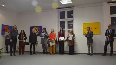 Dwie wystawy w Galerii Sztuki MOK - Dębica ogląda malarstwo i rysunek z bliska