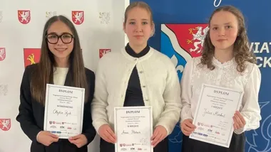 Trzy głosy z Dębicy - sukcesy naszych recytatorek w turnieju "Zawsze wierni