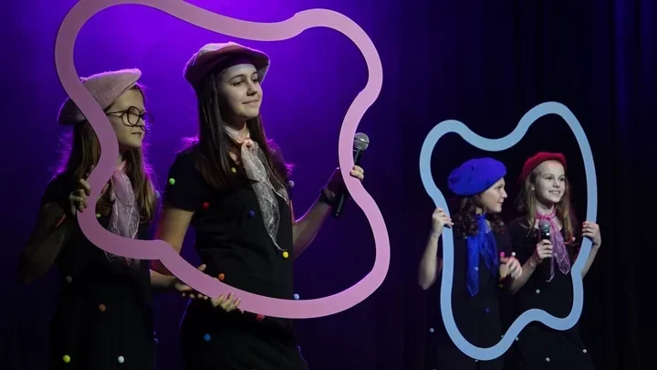 Dzieci z "Śnieżki" na scenie Mors - barwna opowieść dla babć i dziadków