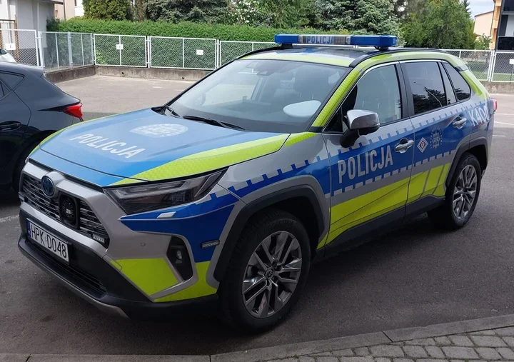 Volkswagen w rowie po serii uderzeń. Kierowca miał 2,5 promila