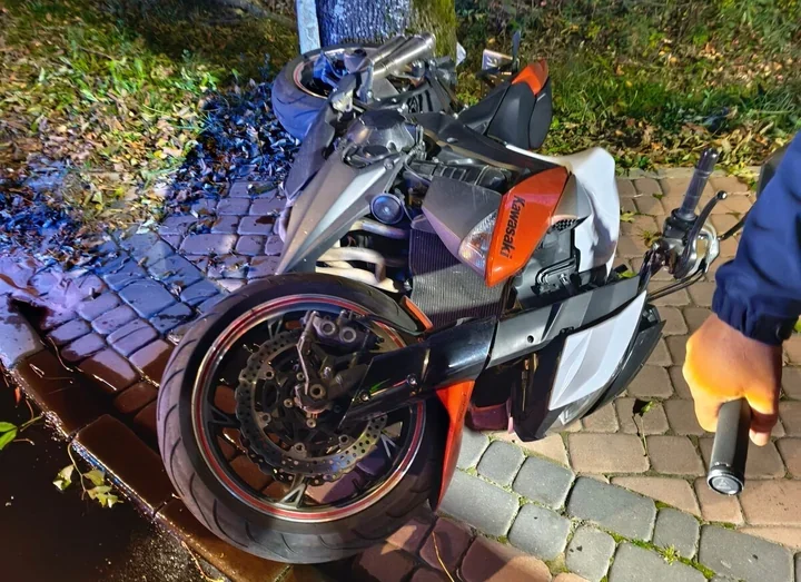 Nocny wypadek w Grabinach. 47-letni motocyklista trafił do szpitala