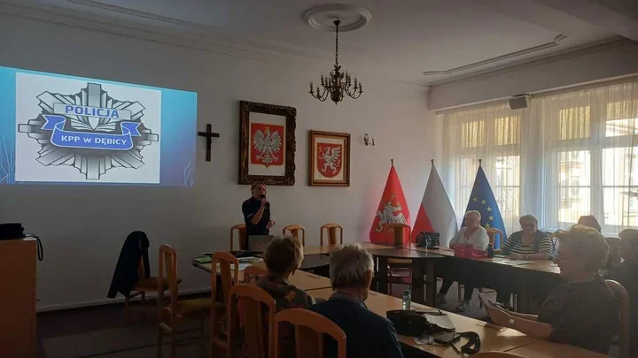 W Dębicy policja pokazała seniorom najgroźniejsze sposoby oszustów