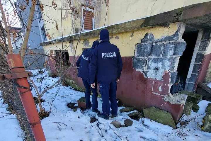 Dębiccy dzielnicowi kontrolują miejsca przebywania osób bezdomnych - akcja zimowa