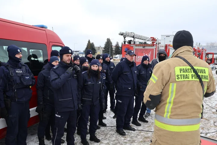 Policjanci ćwiczyli ratowanie z przerębli - szkolenie na stawach w Dębicy