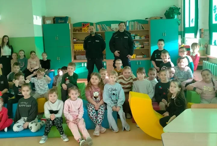 Dzielnicowi z Brzeźnicy przypomnieli dzieciom o bezpieczeństwie zimą - Latoszyn