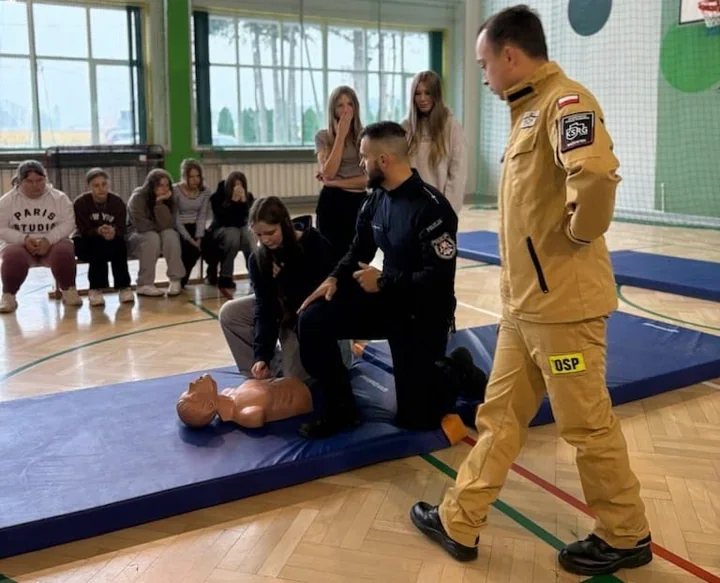 Dzielnicowy szkolił młodzież w Kleciach - praktyka ratowania życia