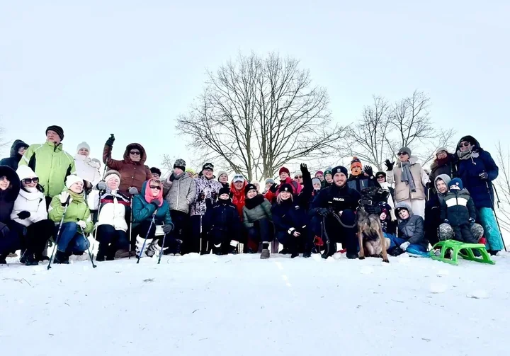 Policjanci na górce saneczkowej - uczą dzieci zasad bezpieczeństwa zimą
