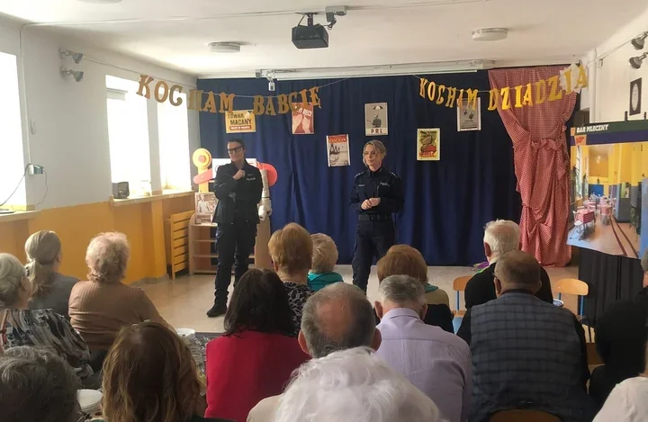 Policjantki z Dębicy ostrzegają seniorów przed nowym oszustwem na BLIK