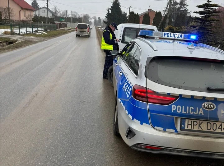 Miał sądowy zakaz - policja zatrzymała go za kierownicą opla