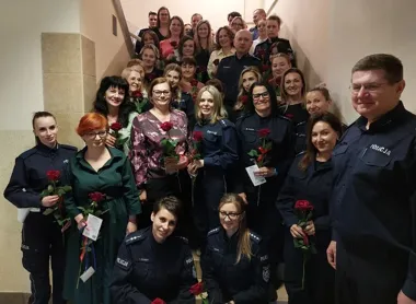 Komendant podziękował policjantkom - niecodzienne świętowanie w Komendzie