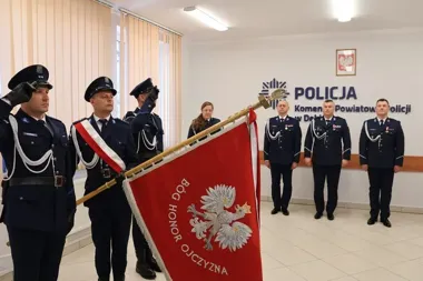 Nagle zmiana w dębickiej policji - sztandar pożegnał starego komendanta