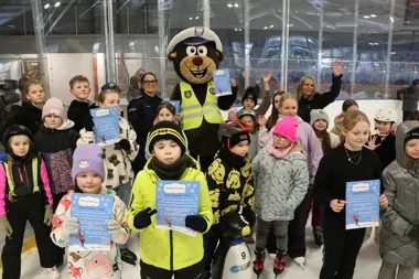 Na lodowisku w Dębicy - policja i służby promowały bezpieczeństwo zimowe