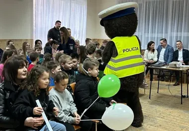 Policja i strażacy w Gorzejowej - dzieci dowiedziały się, jak uniknąć śmiertelnego błędu