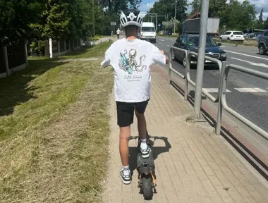 14-latek runął z hulajnogi na Cmentarnej i trafił do szpitala