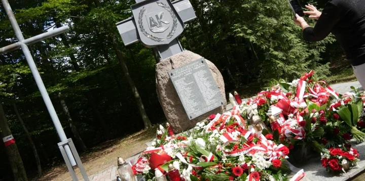 Na Kałużówce padła salwa honorowa. Uhonorowano osoby zasłużone dla pamięci AK