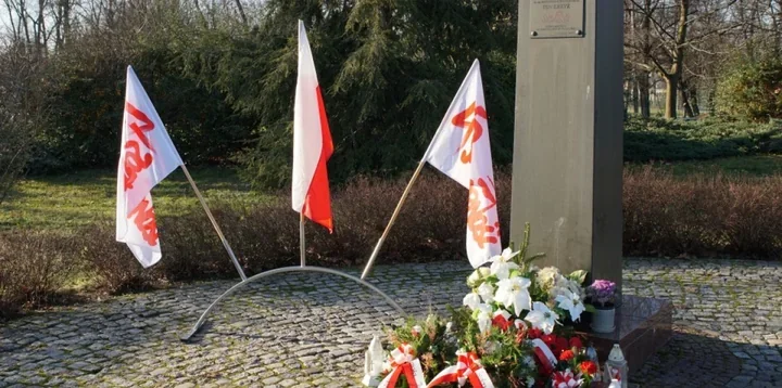 Na placu Solidarności mieszkańcy oddali hołd ofiarom stanu wojennego