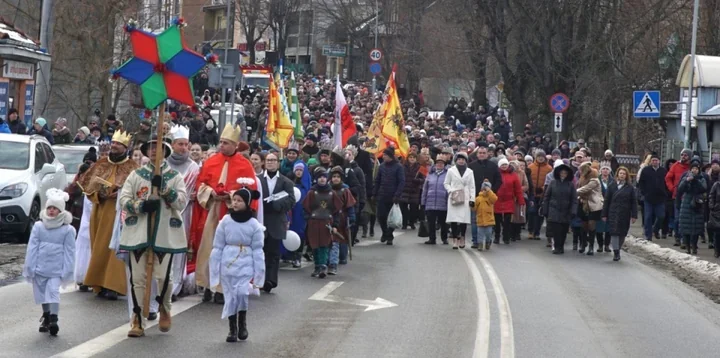 Orszak Trzech Króli wraca do Dębicy - jasełka na ulicach, korony i alpaki