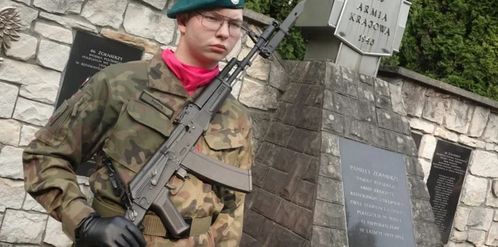 Syrena, minuta ciszy i znicze. W Dębicy uczczono bohaterów Powstania