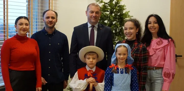 Świąteczna wizyta Zespołu Pieśni i Tańca Igloopolanie w dębickim Starostwie