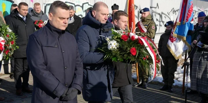 Pamięć 54 zakładników - hołd mieszkańców i samorządu przy cegielni